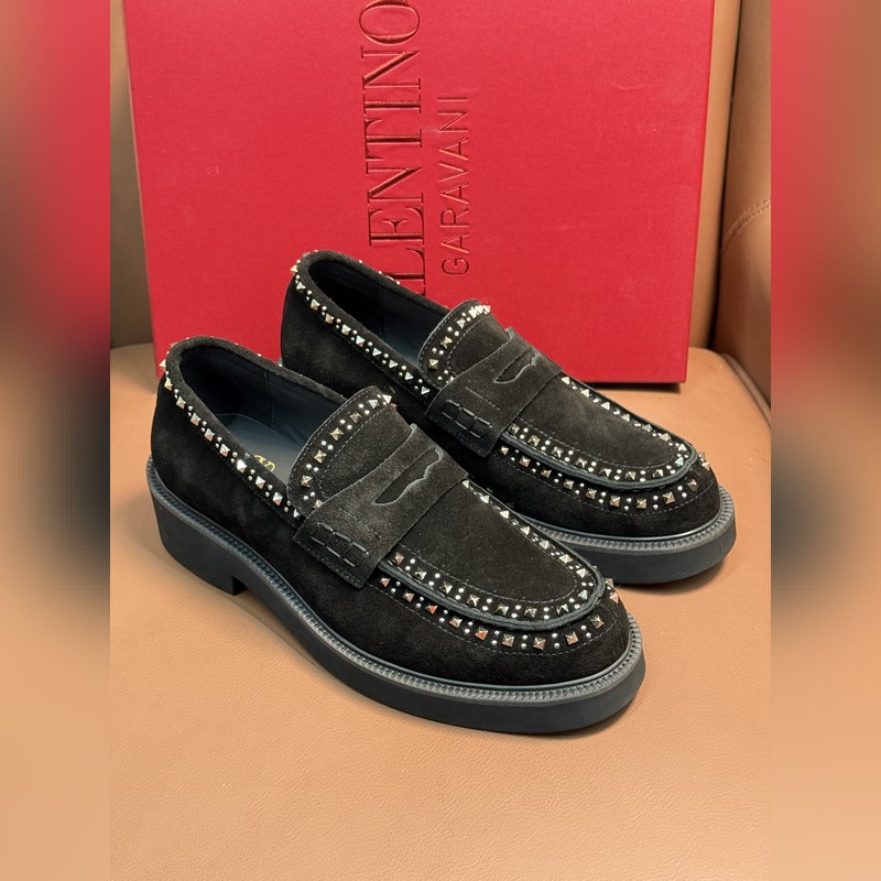 VALENTINO華倫天奴新款男士樂福鞋，鉚釘裝飾設計。時尚休閑皮鞋，這款樂福鞋