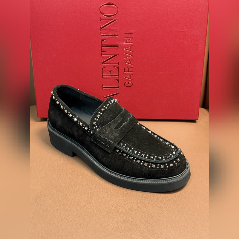 VALENTINO華倫天奴新款男士樂福鞋，鉚釘裝飾設計。時尚休閑皮鞋，這款樂福鞋