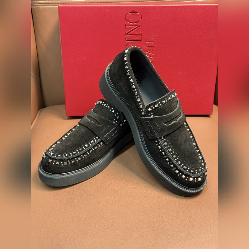 VALENTINO華倫天奴新款男士樂福鞋，鉚釘裝飾設計。時尚休閑皮鞋，這款樂福鞋