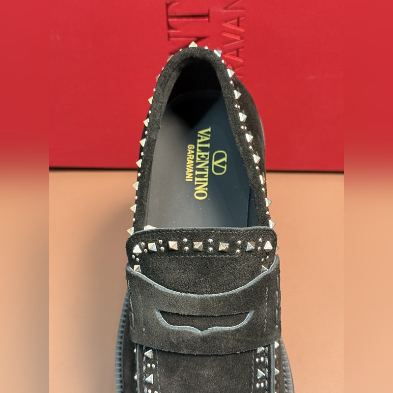 VALENTINO華倫天奴新款男士樂福鞋，鉚釘裝飾設計。時尚休閑皮鞋，這款樂福鞋