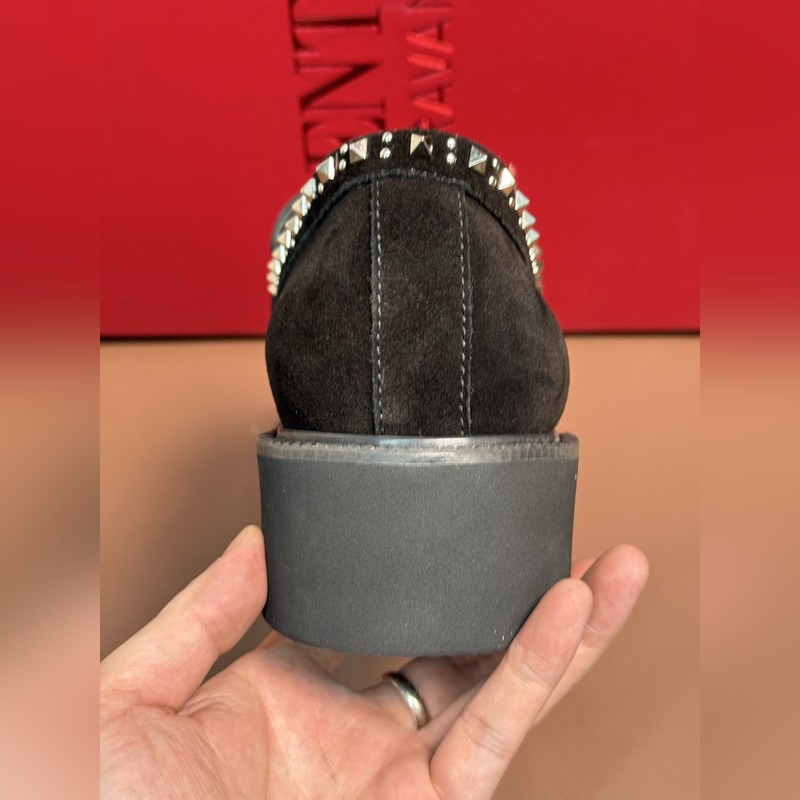 VALENTINO華倫天奴新款男士樂福鞋，鉚釘裝飾設計。時尚休閑皮鞋，這款樂福鞋