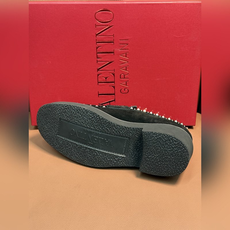 VALENTINO華倫天奴新款男士樂福鞋，鉚釘裝飾設計。時尚休閑皮鞋，這款樂福鞋