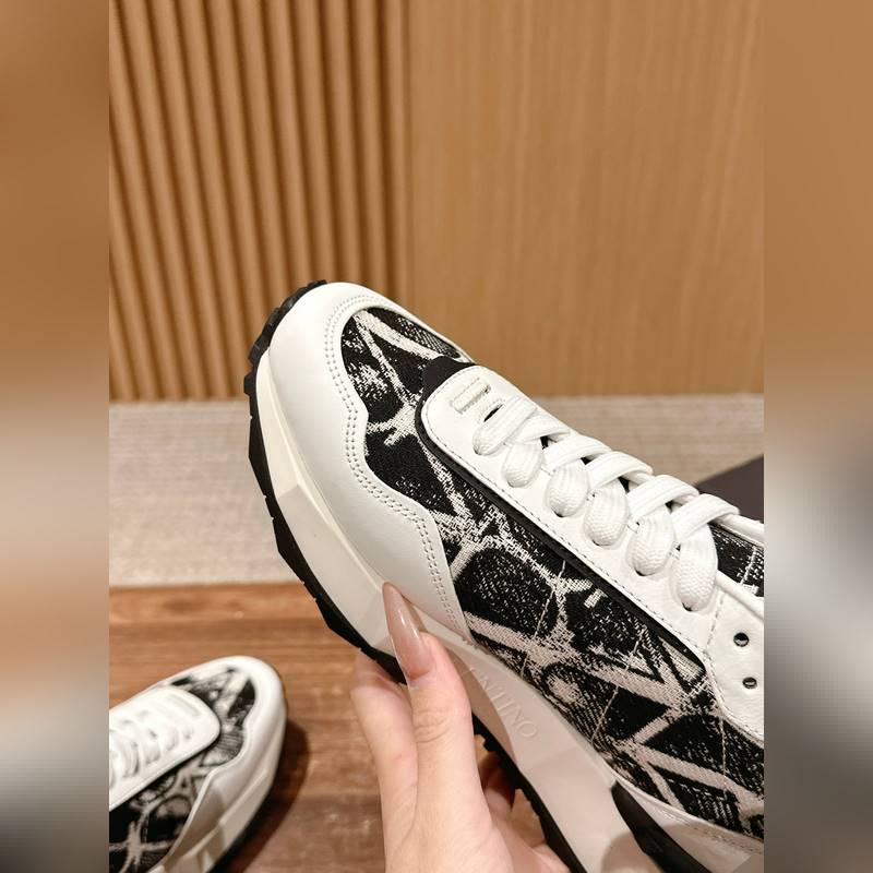 華倫天奴新款休閑運(yùn)動(dòng)鞋 進(jìn)口絲綢小牛皮面 牛仔布印花工藝，牛皮內(nèi)裡 原版開模TP