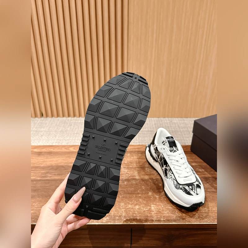 華倫天奴新款休閑運(yùn)動(dòng)鞋 進(jìn)口絲綢小牛皮面 牛仔布印花工藝，牛皮內(nèi)裡 原版開模TP