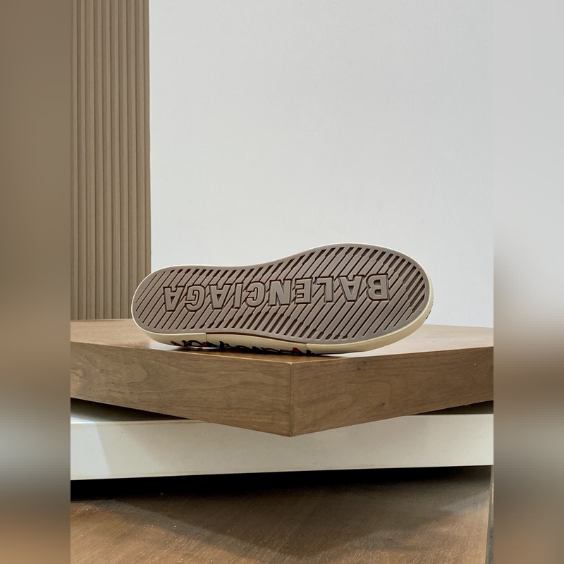 巴黎世家早春流蘇低幫帆布鞋，輕盈又舒適，上腳秀氣 鞋面 水洗流蘇牛仔布/GG帆布