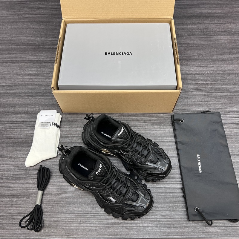 純?cè)姹景屠枋兰?4代 4.0 Balenciaga Track 4.0 巴黎世