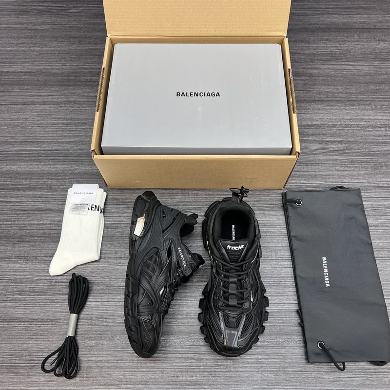 純?cè)姹景屠枋兰?4代 4.0 Balenciaga Track 4.0 巴黎世