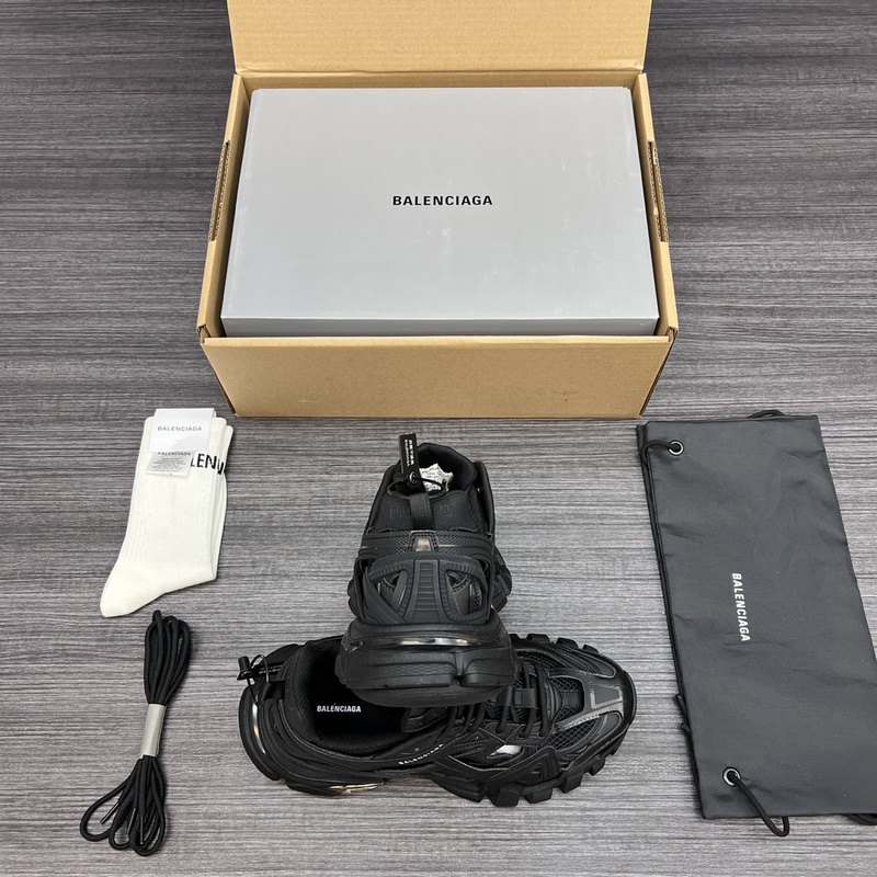 純?cè)姹景屠枋兰?4代 4.0 Balenciaga Track 4.0 巴黎世