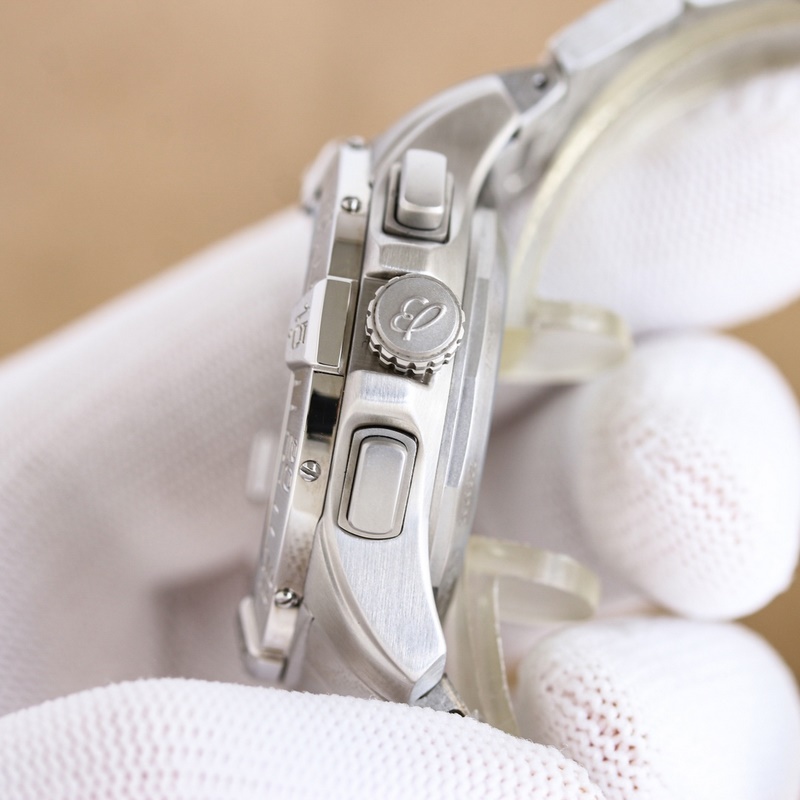 BLS新品：百年靈複仇者B01計時腕表44 (AVENGER B01 CHRON