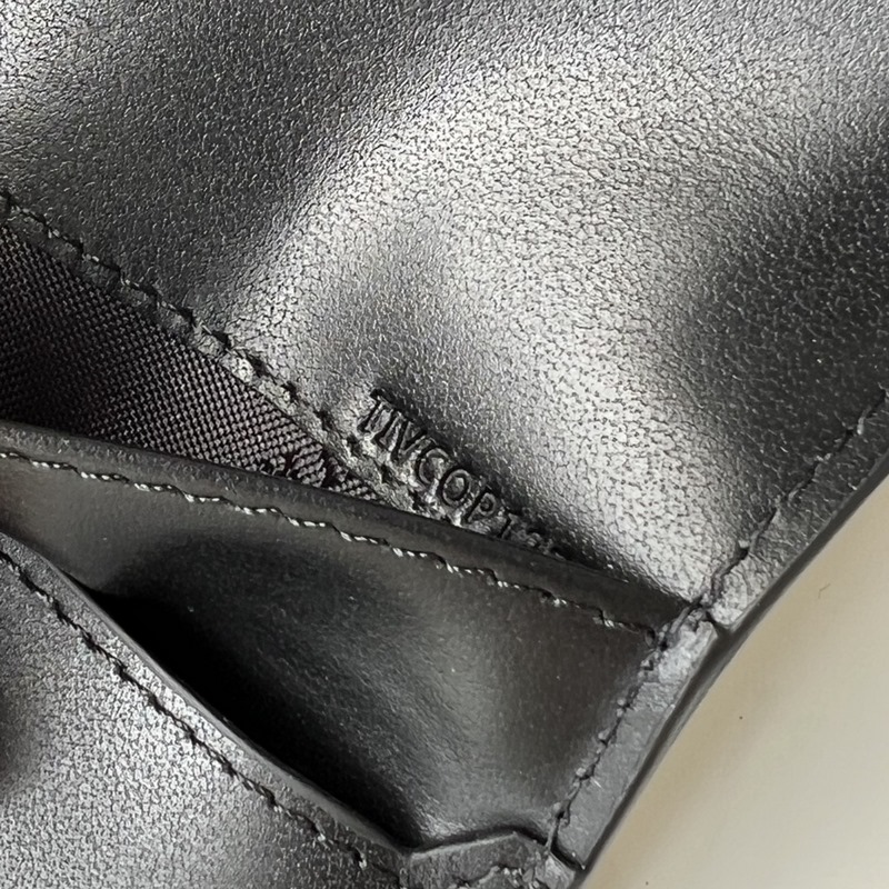 格紋折疊式護(hù)照夾 [B 家]原單出品IT~~ 細(xì)膩柔軟的小牛皮內(nèi)搭，搭配格子面料