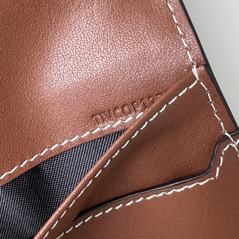 格紋折疊式護照夾 [B 家]原單出品IT~~ 細膩柔軟的小牛皮內搭，搭配格子面料