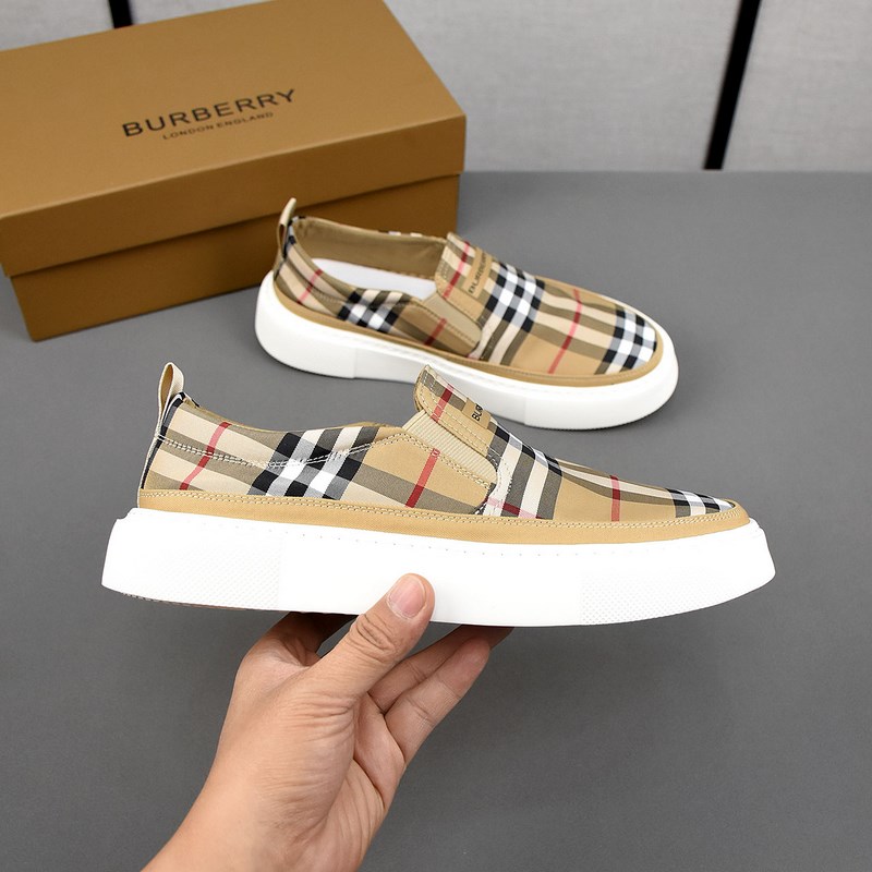 巴寶莉透氣小布鞋，鞋面采用舒適透氣布料，超輕橡膠發(fā)泡大底。男款39-44。