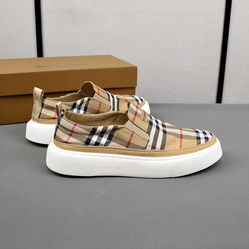 巴寶莉透氣小布鞋，鞋面采用舒適透氣布料，超輕橡膠發(fā)泡大底。男款39-44。