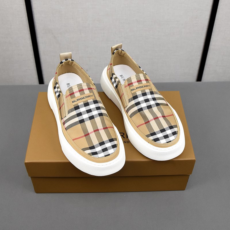 巴寶莉透氣小布鞋，鞋面采用舒適透氣布料，超輕橡膠發(fā)泡大底。男款39-44。