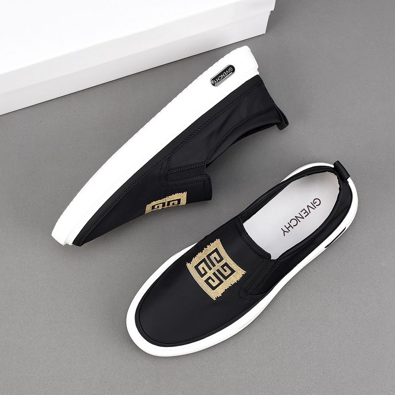 巴寶莉透氣小布鞋，鞋面采用舒適透氣布料，超輕軟橡膠發泡大底。男款39-44(38