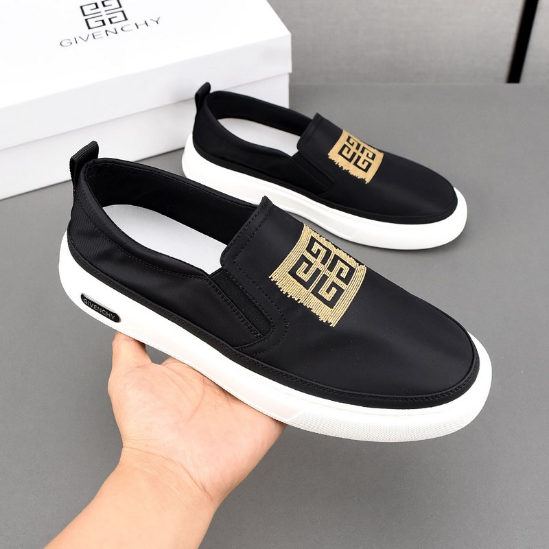 巴寶莉透氣小布鞋，鞋面采用舒適透氣布料，超輕軟橡膠發泡大底。男款39-44(38