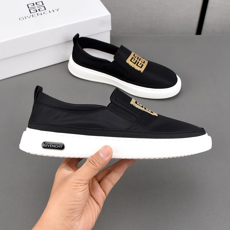 巴寶莉透氣小布鞋，鞋面采用舒適透氣布料，超輕軟橡膠發泡大底。男款39-44(38