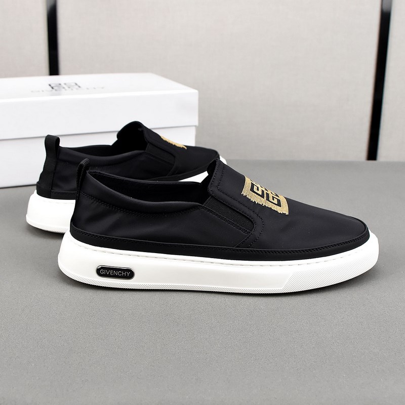 巴寶莉透氣小布鞋，鞋面采用舒適透氣布料，超輕軟橡膠發泡大底。男款39-44(38