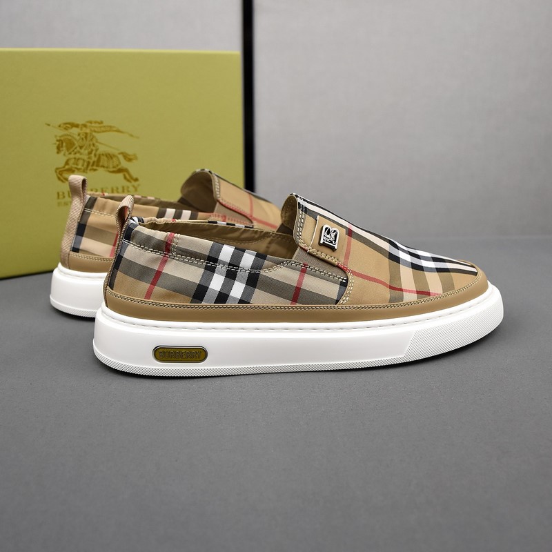 巴寶莉透氣小布鞋，鞋面采用舒適透氣布料，超輕軟橡膠發泡大底。男款38-44。