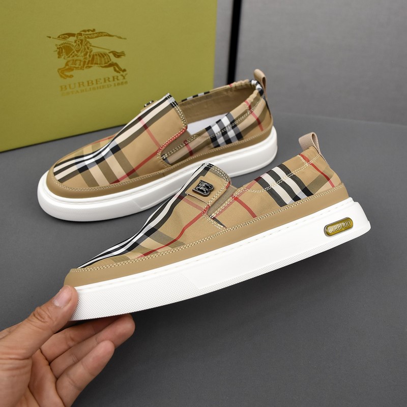 巴寶莉透氣小布鞋，鞋面采用舒適透氣布料，超輕軟橡膠發泡大底。男款38-44。