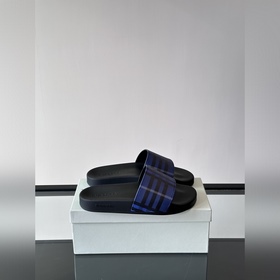 ％熱塑性聚氨酯 鞋底：100％橡膠 套穿式設計 側面飾有 burberry 立體