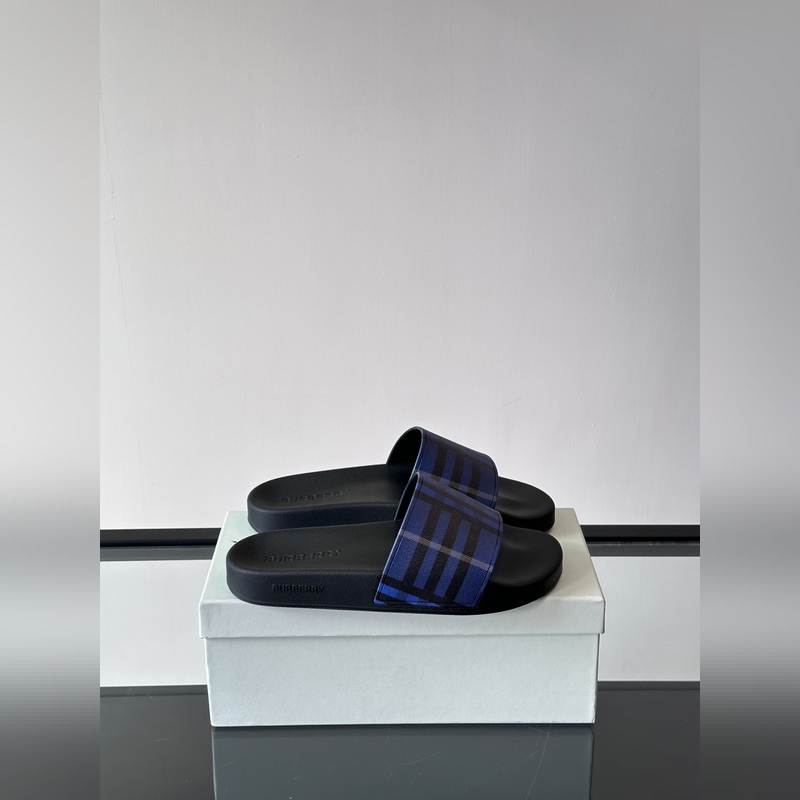 ％熱塑性聚氨酯 鞋底：100％橡膠 套穿式設(shè)計 側(cè)面飾有 burberry 立體