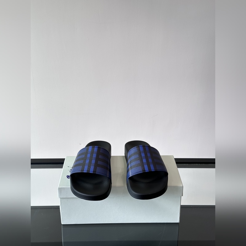 ％熱塑性聚氨酯 鞋底：100％橡膠 套穿式設(shè)計 側(cè)面飾有 burberry 立體