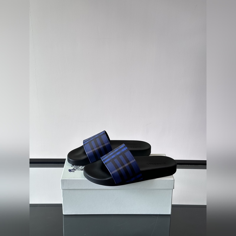 ％熱塑性聚氨酯 鞋底：100％橡膠 套穿式設(shè)計 側(cè)面飾有 burberry 立體