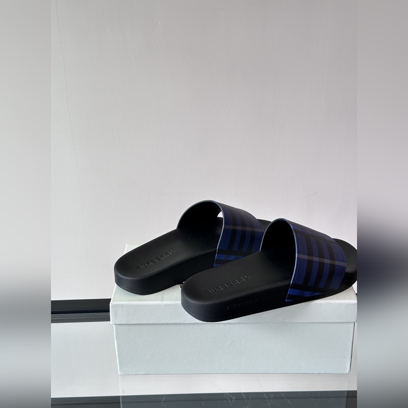 ％熱塑性聚氨酯 鞋底：100％橡膠 套穿式設(shè)計 側(cè)面飾有 burberry 立體