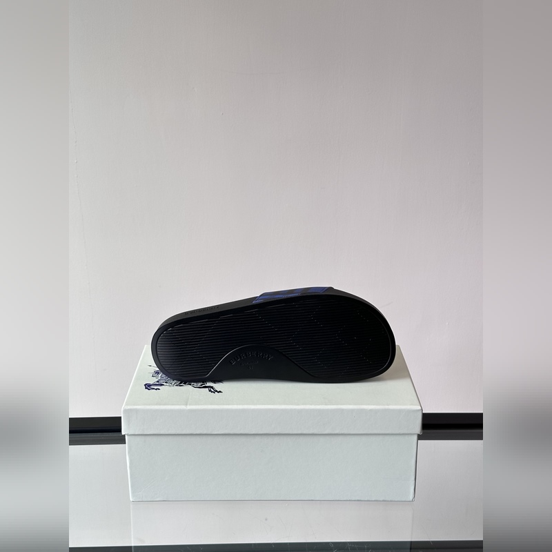 ％熱塑性聚氨酯 鞋底：100％橡膠 套穿式設(shè)計 側(cè)面飾有 burberry 立體