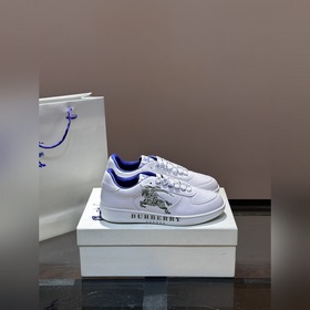 2026Ss男士經典低幫運動鞋，頭層牛皮打造，裝飾煥新的品牌徽標。頭層牛皮墊腳，