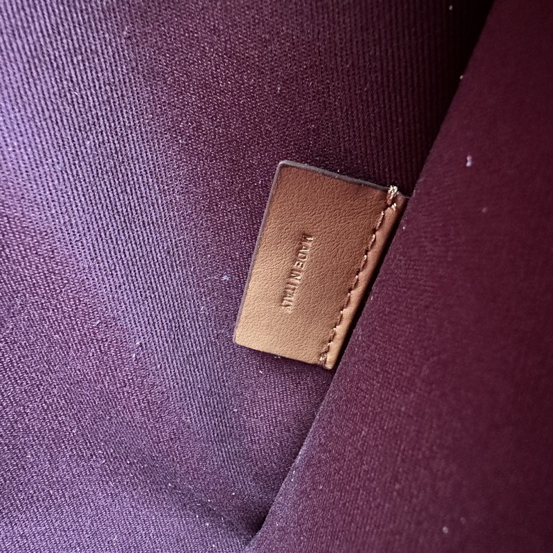 B家最新樺木棕格紋托特包 選用格紋材質(zhì)及緝明線皮革材質(zhì)打造。可使用頂部提柄手拎，