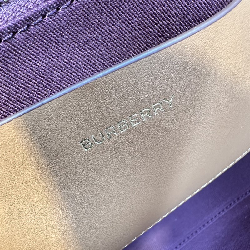 B家最新樺木棕格紋托特包 選用格紋材質(zhì)及緝明線皮革材質(zhì)打造。可使用頂部提柄手拎，