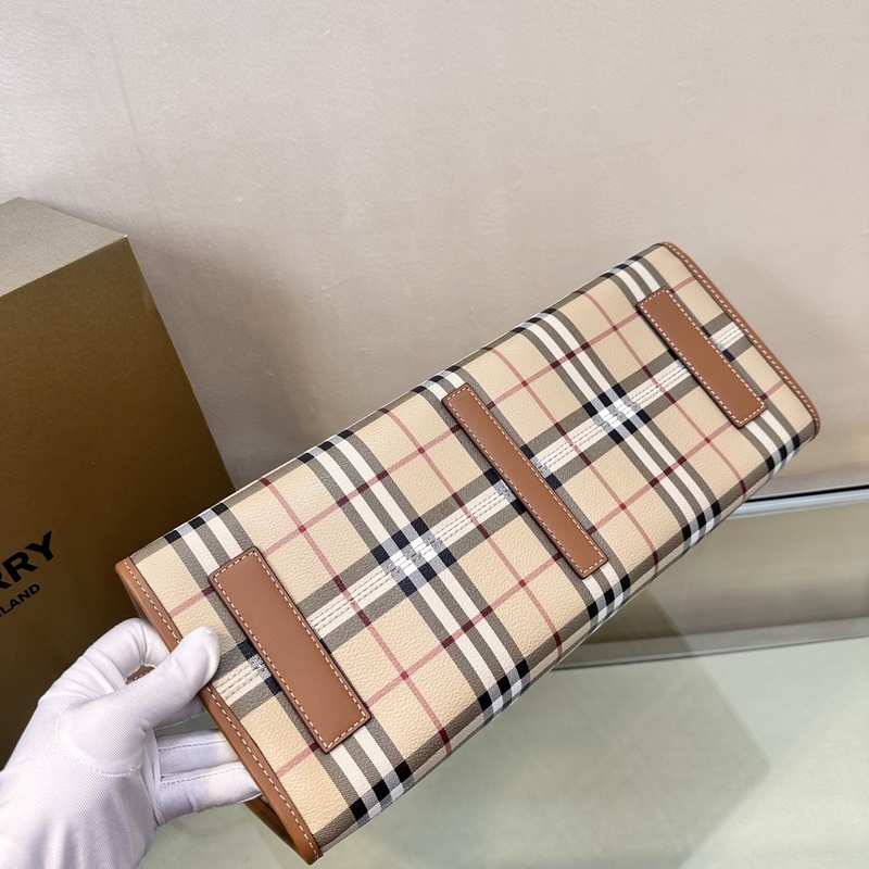 B家最新樺木棕格紋托特包 選用格紋材質(zhì)及緝明線皮革材質(zhì)打造。可使用頂部提柄手拎，