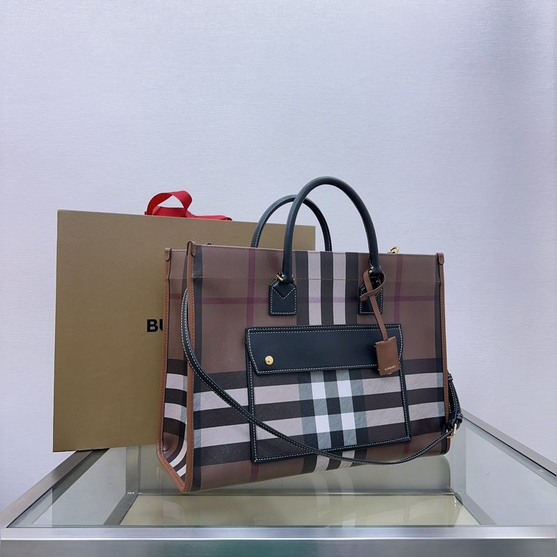 B家最新樺木棕格紋托特包 選用格紋材質及緝明線皮革材質打造。可使用頂部提柄手拎，