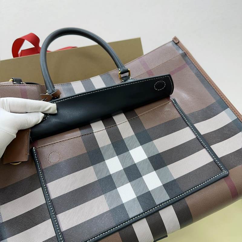 B家最新樺木棕格紋托特包 選用格紋材質及緝明線皮革材質打造。可使用頂部提柄手拎，