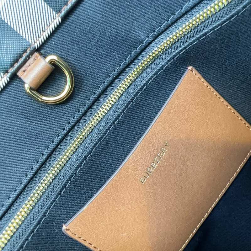 B家最新樺木棕格紋托特包 選用格紋材質及緝明線皮革材質打造。可使用頂部提柄手拎，