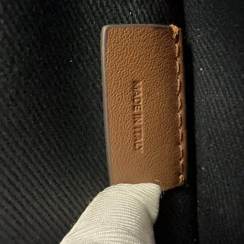 B家最新樺木棕格紋托特包 選用格紋材質及緝明線皮革材質打造。可使用頂部提柄手拎，