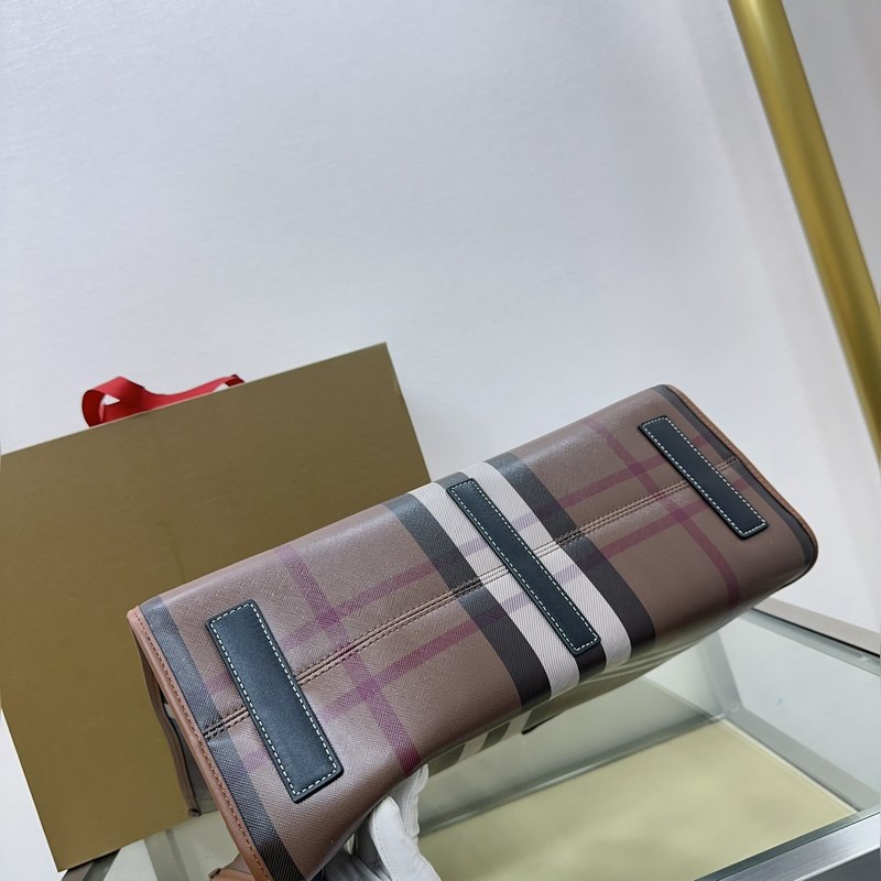 B家最新樺木棕格紋托特包 選用格紋材質及緝明線皮革材質打造。可使用頂部提柄手拎，