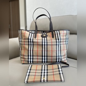 新款托特包，汲取戶外設(shè)計理念打造。選用棉質(zhì)亞麻混紡面料制成，融入光滑小牛皮裝飾。