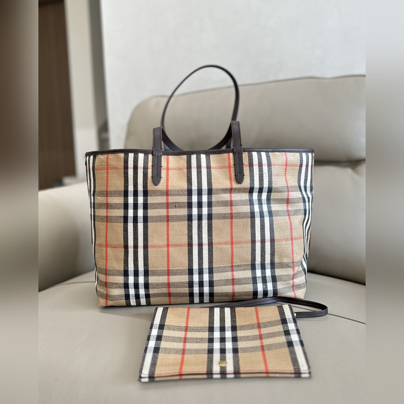 新款托特包，汲取戶外設(shè)計(jì)理念打造。選用棉質(zhì)亞麻混紡面料制成，融入光滑小牛皮裝飾。