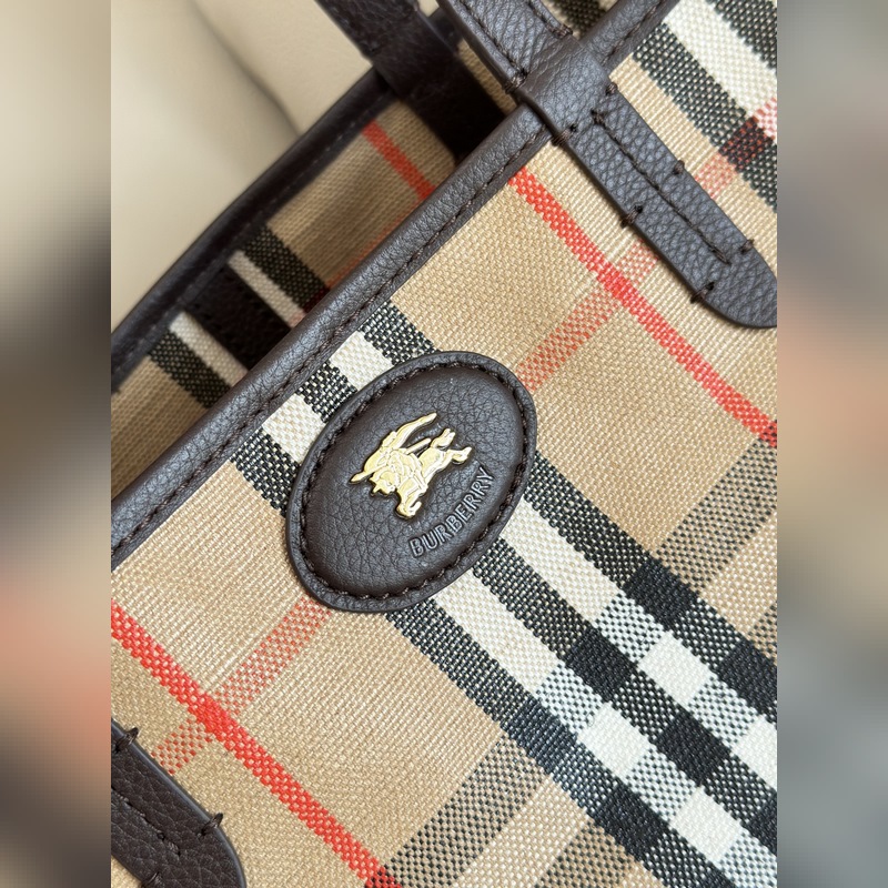 新款托特包，汲取戶外設(shè)計(jì)理念打造。選用棉質(zhì)亞麻混紡面料制成，融入光滑小牛皮裝飾。