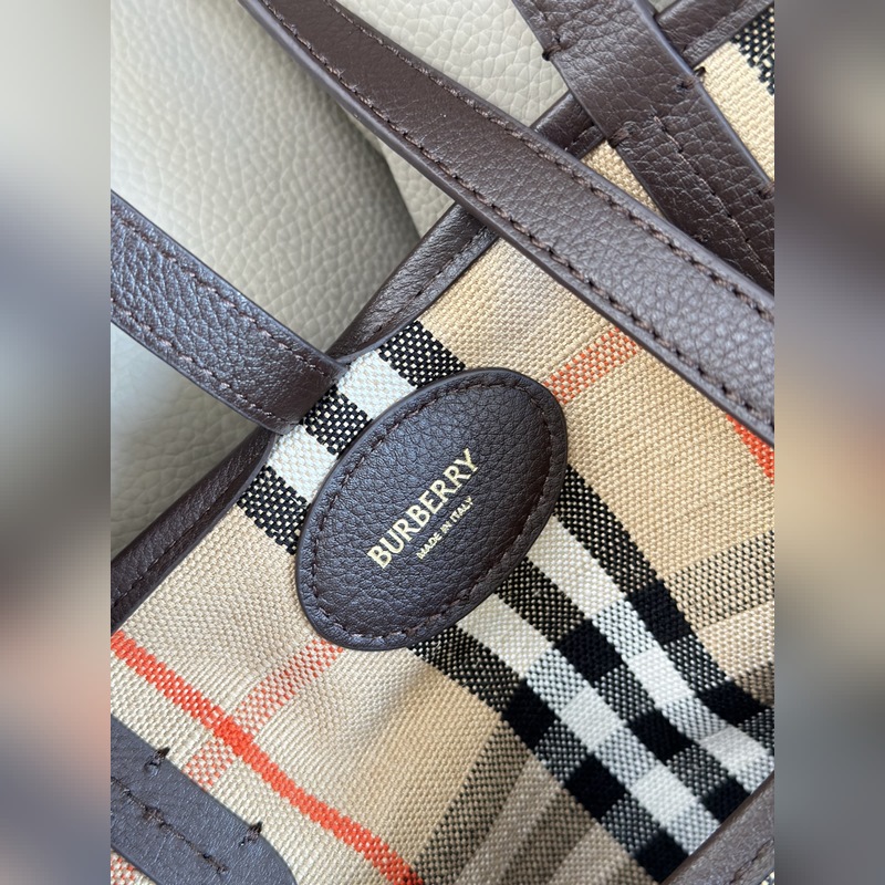 新款托特包，汲取戶外設(shè)計(jì)理念打造。選用棉質(zhì)亞麻混紡面料制成，融入光滑小牛皮裝飾。