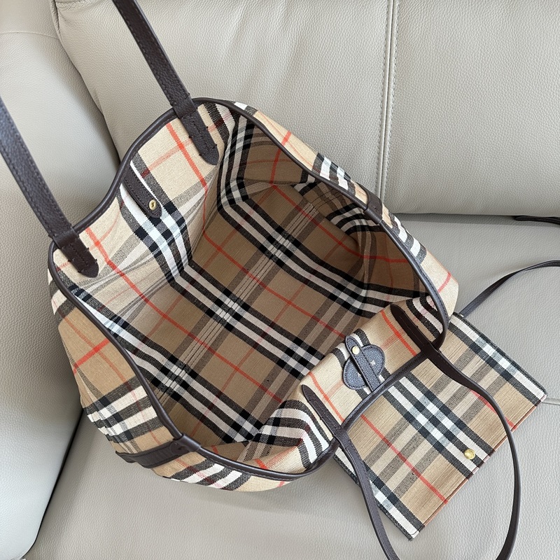 新款托特包，汲取戶外設(shè)計(jì)理念打造。選用棉質(zhì)亞麻混紡面料制成，融入光滑小牛皮裝飾。