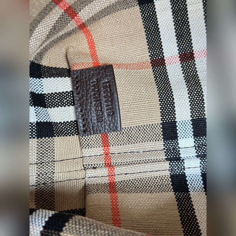 新款托特包，汲取戶外設(shè)計(jì)理念打造。選用棉質(zhì)亞麻混紡面料制成，融入光滑小牛皮裝飾。