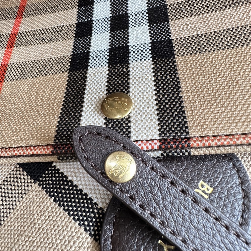 新款托特包，汲取戶外設(shè)計(jì)理念打造。選用棉質(zhì)亞麻混紡面料制成，融入光滑小牛皮裝飾。