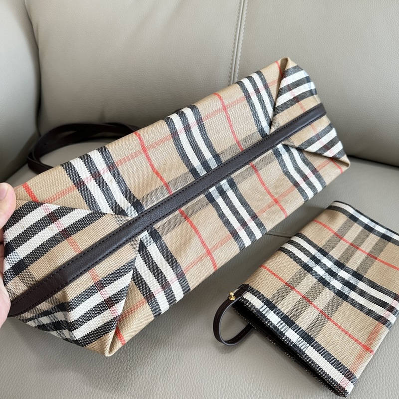 新款托特包，汲取戶外設(shè)計(jì)理念打造。選用棉質(zhì)亞麻混紡面料制成，融入光滑小牛皮裝飾。