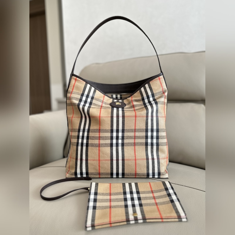 B家最新托特包 選用棉質亞麻混紡面料制成，融入光滑小牛皮裝飾。裝飾提花精紡的 B