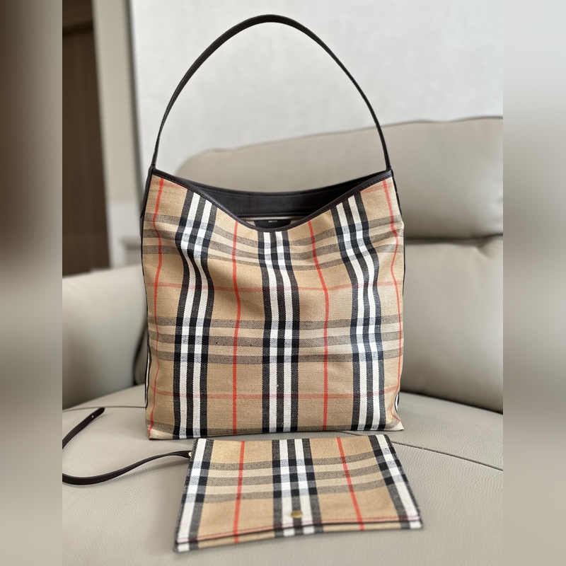 B家最新托特包 選用棉質亞麻混紡面料制成，融入光滑小牛皮裝飾。裝飾提花精紡的 B