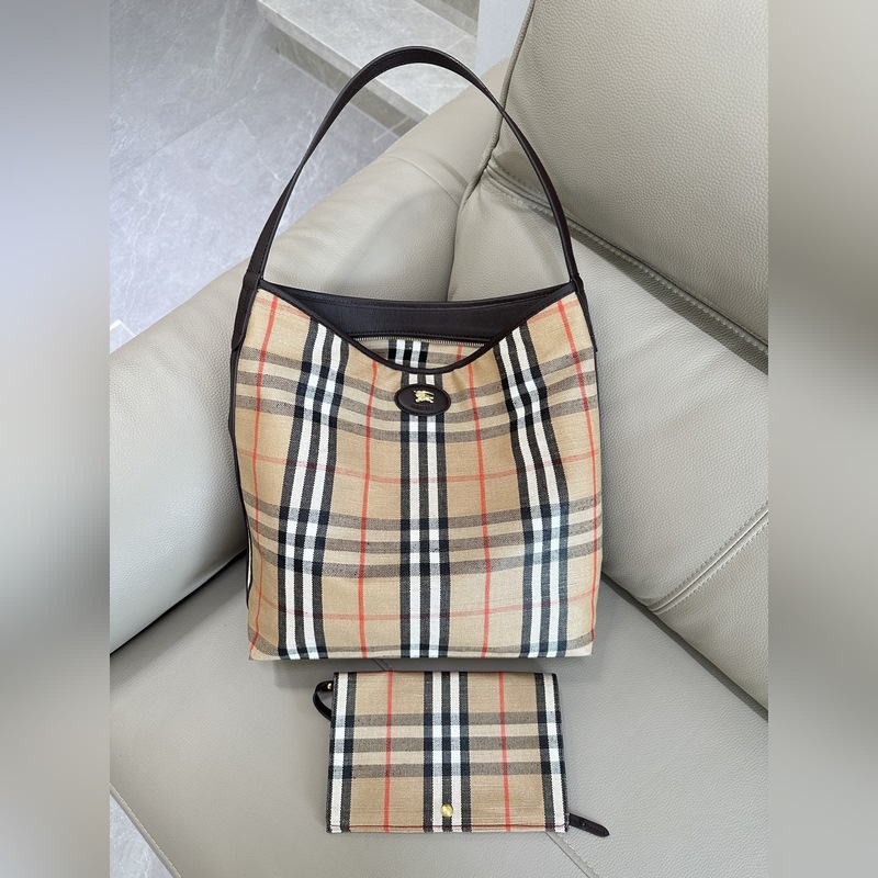 B家最新托特包 選用棉質亞麻混紡面料制成，融入光滑小牛皮裝飾。裝飾提花精紡的 B